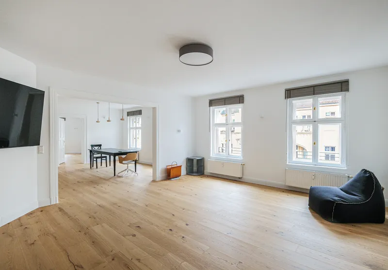 Erstbezug nach umfassender Sanierung: Charmante Altbauwohnung in zentraler Kiezlage — photo 1